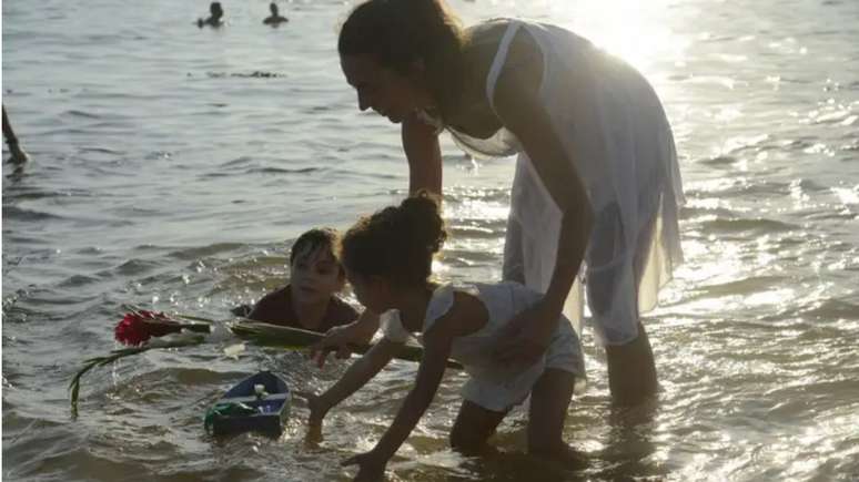 Oferendas para Iemanjá na praia do Arpoador, na zona sul do Rio de Janeiro