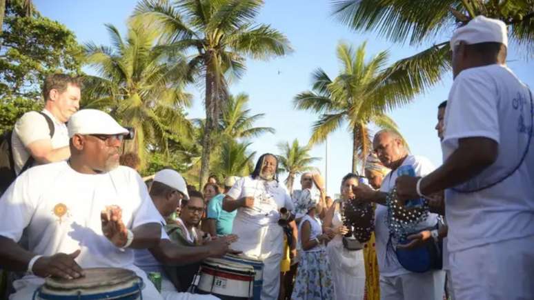 Dia de Iemanjá é comemorado na praia do Arpoador, na zona sul do Rio de Janeiro