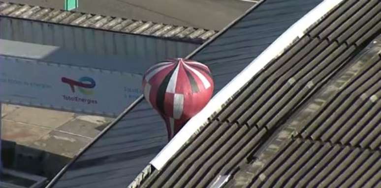 Balão voa perto de avião no Aeroporto Internacional Tom Jobim