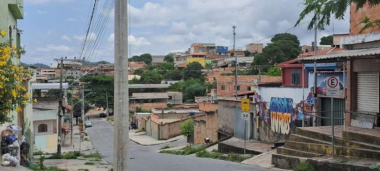 Esquina da rua Cova da Iria, no bairro Maria Helena, localizado entre Venda Nova e Ribeirão das Neves, na Região Metropolitana de Belo Horizonte