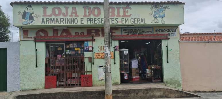 A família que começou a Loja do Bié veio do interior de Minas Gerais. Local foi bar, loja de presentes, papelaria e atualmente vende aviamentos