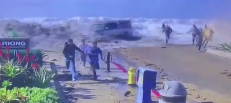 Forte onda invade praia e deixa pessoas e deixa feridos nos EUA