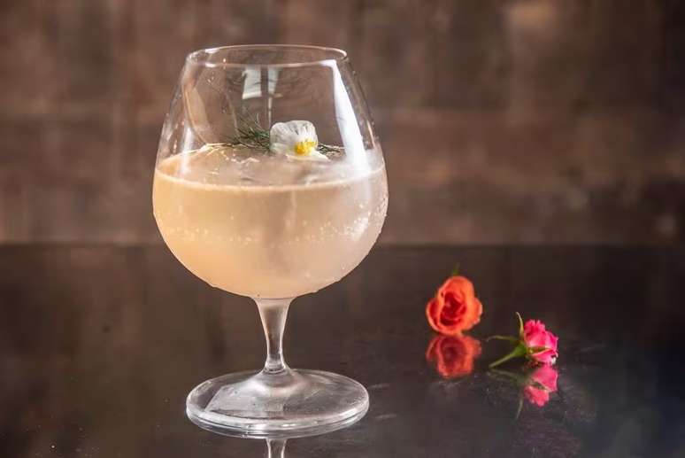 Temperance, um drinque de gin, lim&atilde;o e espumante