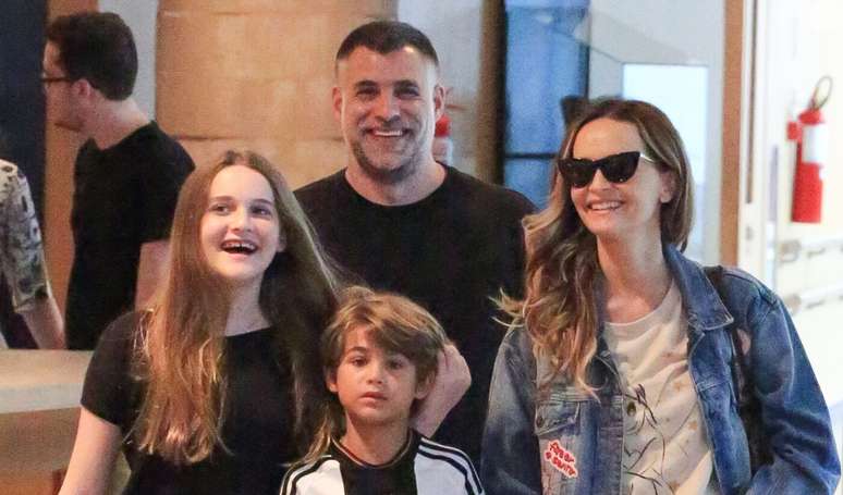 Fashion synchronization: Fernanda Rodrigues pairs jeans with her daughter Luisa, during a family trip to the mall.  Photos!
