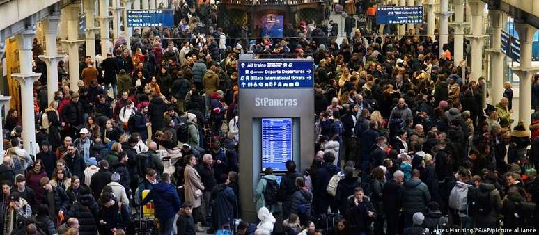 Passageiros se aglomeram na estação St Pancras, em Londres, após cancelamento de viagens