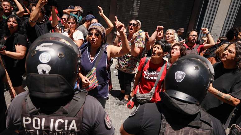 O governo de Javier Milei lançou medidas que impõem limites a manifestações