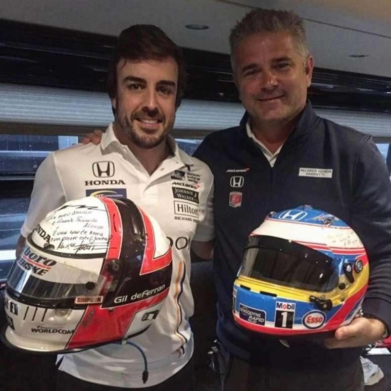 Fernando Alonso e Gil de Ferran trocando de capacetes em 2017