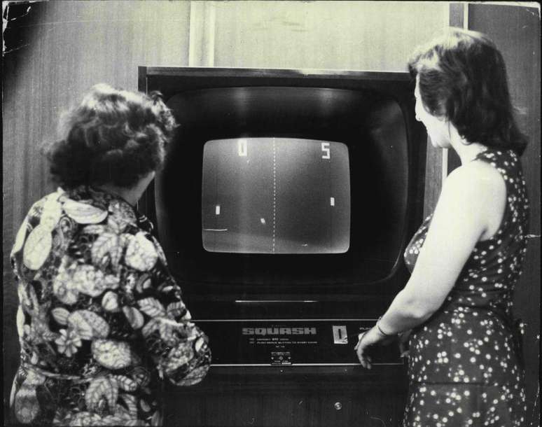 Mulheres jogam videogame em 1975