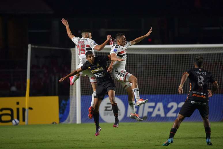 TOPSHOT – O paulista Lucas Beraldo (E) e o paulista Pablo Maia (R) disputam a bola com o peruano Ayacucho José Guidino (C) durante a partida de futebol da fase de grupos da Copa Sul-Americana no estádio do Morumbi, em São Paulo, Brasil, em 25 de maio de 2022. (