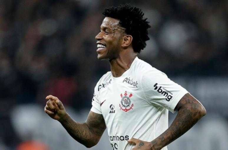 On the way to Vila Belmiro, Gil says goodbye to Corinthians