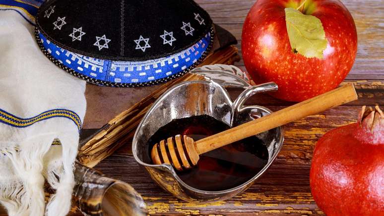 É um costume judaico mergulhar um pedaço de fruta no mel no Ano Novo