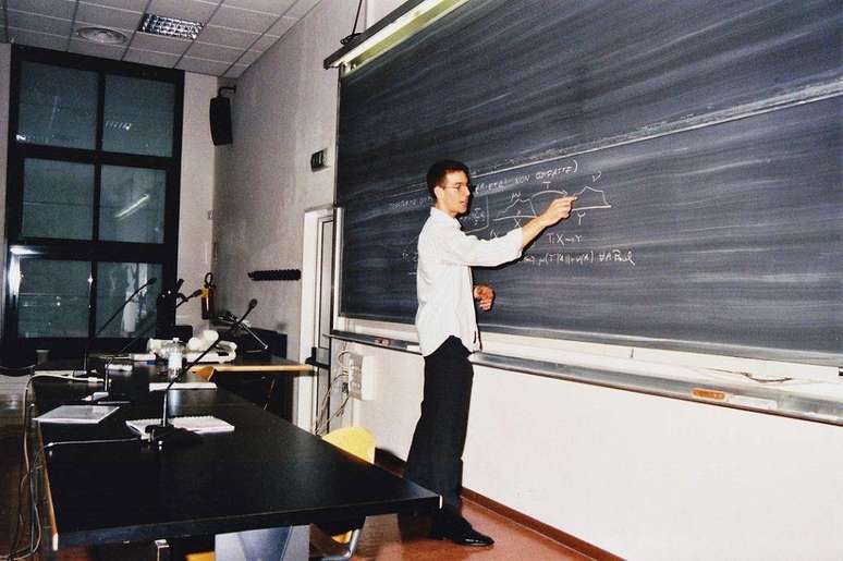Figalli, em 2006, na Scuola Normale di Pisa. Ele conquistou diversos reconhecimentos por suas contribuições no campo da matemática e ganhou a Medalha Fields em 2018, aos 34 anos.