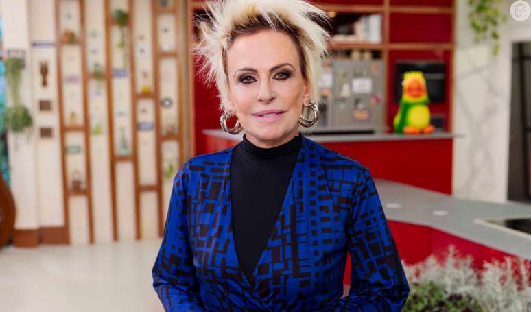 De biqu&iacute;ni, Ana Maria Braga, aos 74 anos, aproveita piscina e faz web babar: 'Gat&iacute;ssima'.