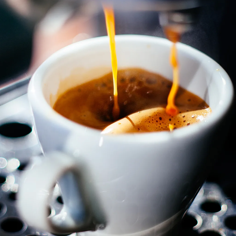 O café é um daqueles luxos que podem fazer bem se bebido com moderação.
