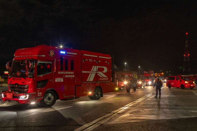 Bombeiros japoneses trabalham durante terremoto de magnitude 7,1 que atingiu a província de Ishikawa