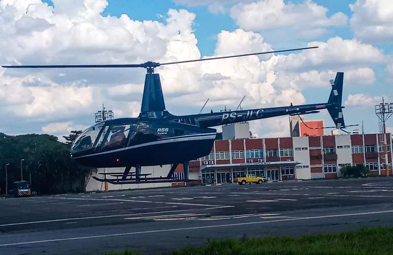 Helicóptero do modelo Robinson R66 Turbine pousa no Campo de Marte em São Paulo, lugar de onde o helicóptero desaparecido partiu