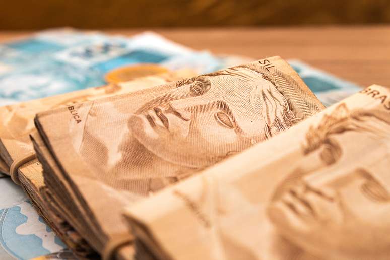 Notas de real brasileiro empilhadas. 