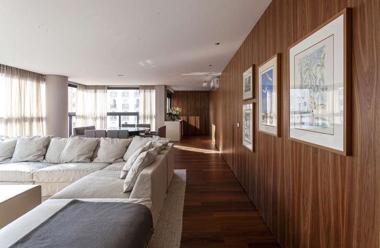 174 m2 apartment with classic and sophisticated furnishings in neutral tones