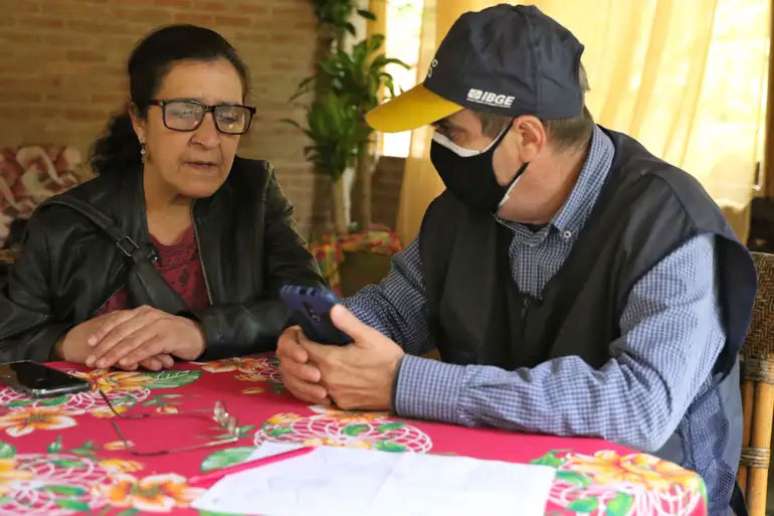 Recenseador do IBGE entrevista moradora da comunidade quilombola de Pedra Bonita, no Rio de Janeiro, em 6 de outubro de 2022