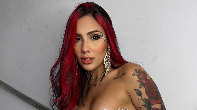 Ex-A Fazenda Alicia X doesn’t need a bra and shows off her body in new photos