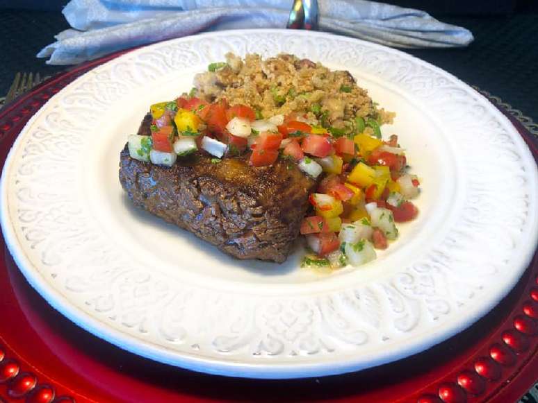 New Year’s Eve barbecue: steak, sauce and banana farofa