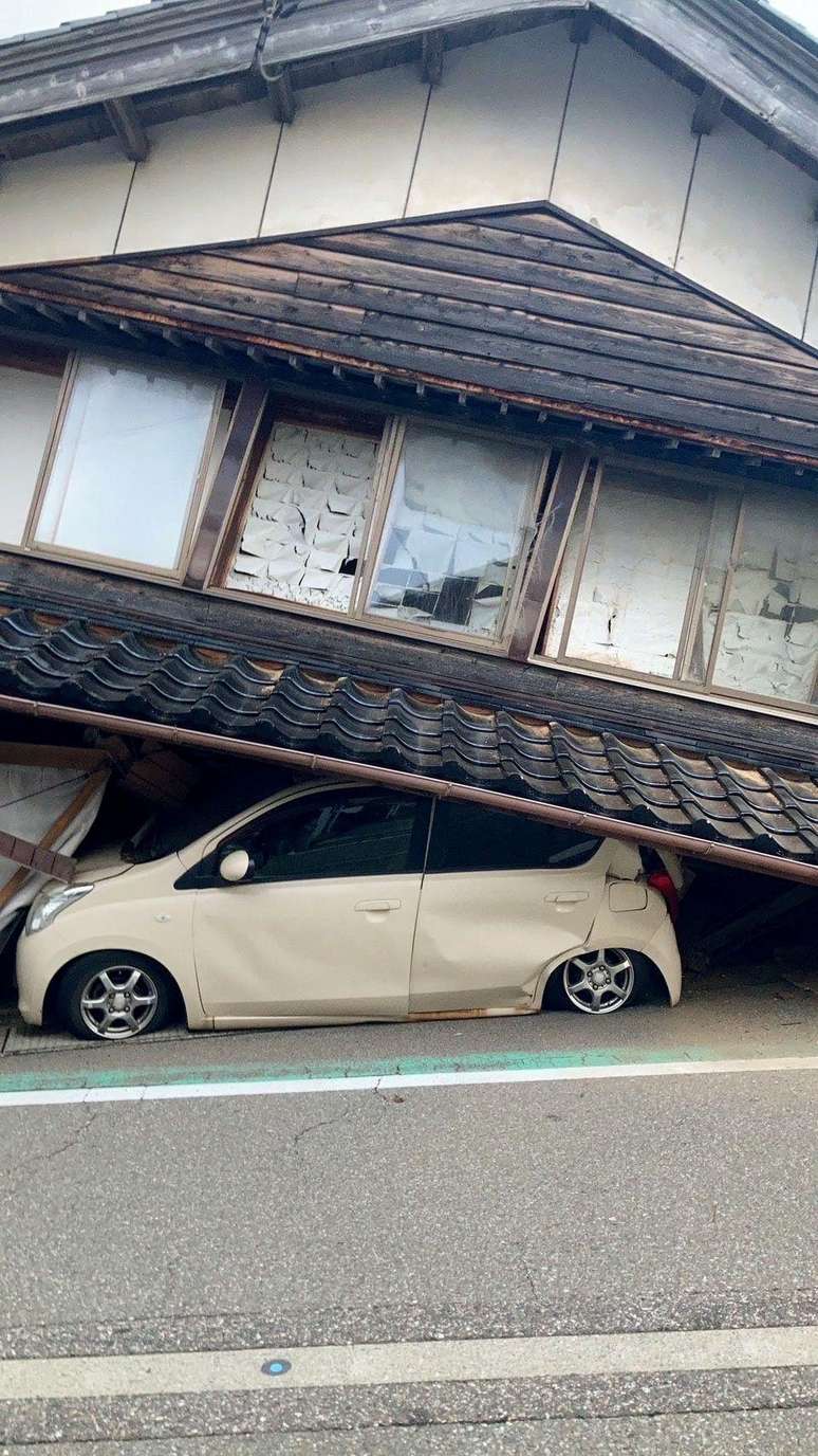 Carro esmagado por casa após terremoto no Japão