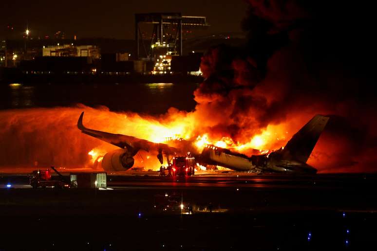 Avião da Japan Airlines pega fogo no aeroporto de Haneda, em Tóquio.