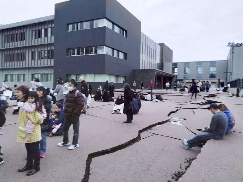 Rachaduras nas estradas causadas por terremoto são vistas em Wajima, na província de Ishikawa