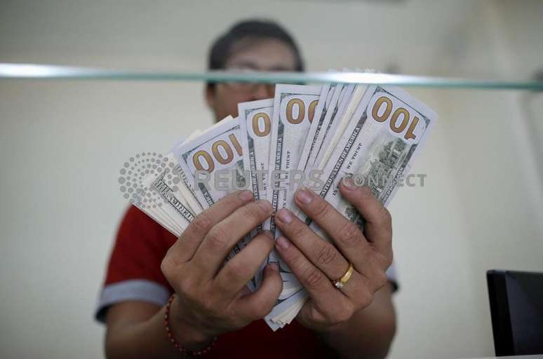 The dollar saw little change as the first trading session of the year opened, with a focus on interest rate expectations