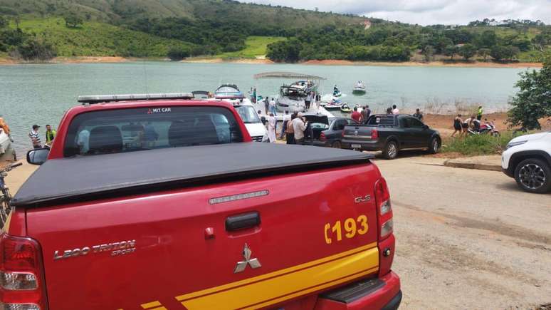 Equipes dos bombeiros fazem buscas pelo local