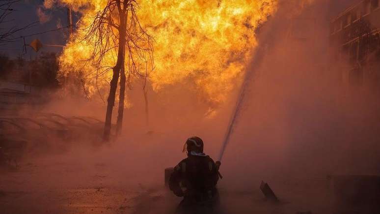 Bombeiro trabalha em local de um incêndio após um ataque com míssil russo