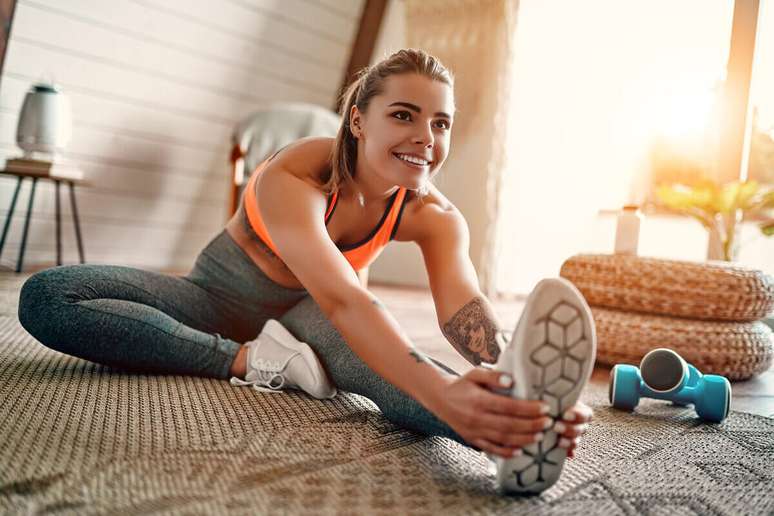 Alongar corrige a postura e fortalece os músculos de forma equilibrada 