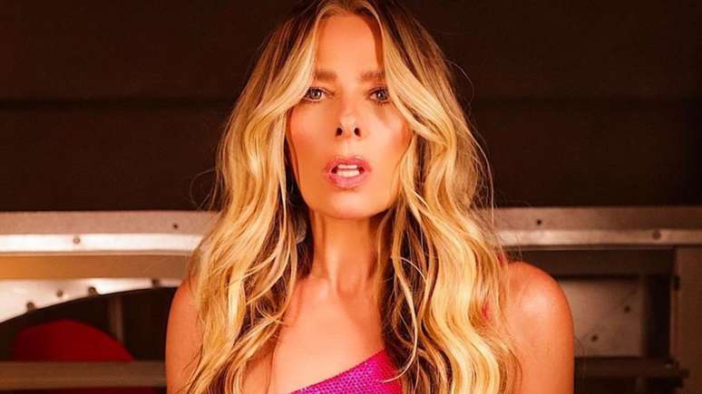 At 50, Adriane Galisteu shows off her toned belly in her first workout of the year