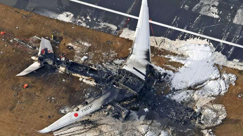 Passageiros e tripulantes conseguiram escapar antes de as chamas engolirem avião