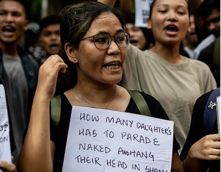 Protestos em Delhi depois que duas mulheres da tribo Kuki foram despidas e obrigadas a caminhar nuas em Manipur em julho de 2023