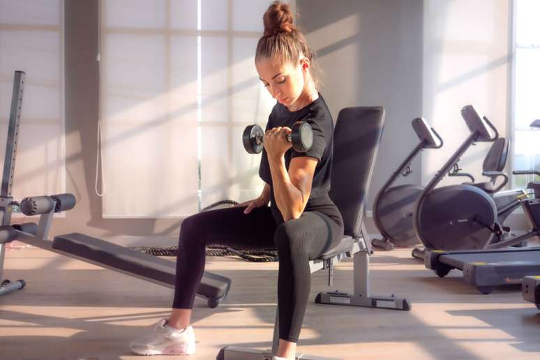 A musculação favorece a postura corporal, diminuindo as dores nas costas 