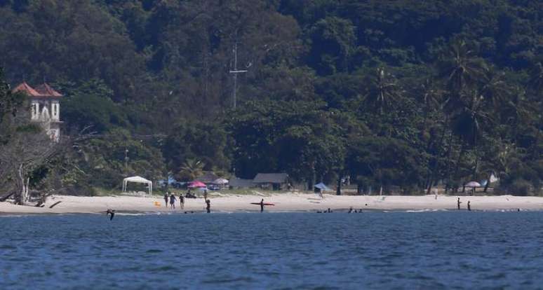 Movimentação de banhistas na Restinga da Marambaia, no Rio de Janeiro, onde fica unidade da Marinha reservada à viagens presidenciais