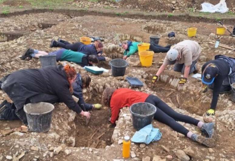 Arqueólogos encontram sepulturas em posições inusitadas em cemitério medieval