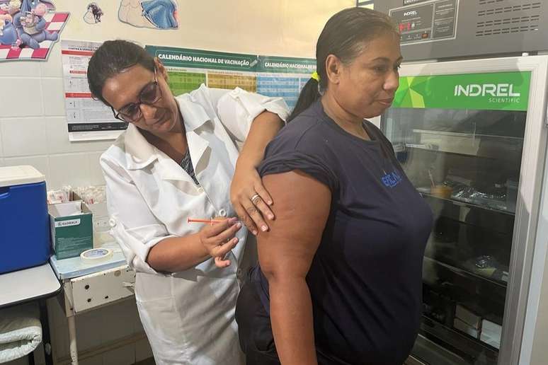 Francisleine Costa, a primeira pessoa a receber a vacina contra dengue em Dourados (MS); ela perdeu um filho para a doença