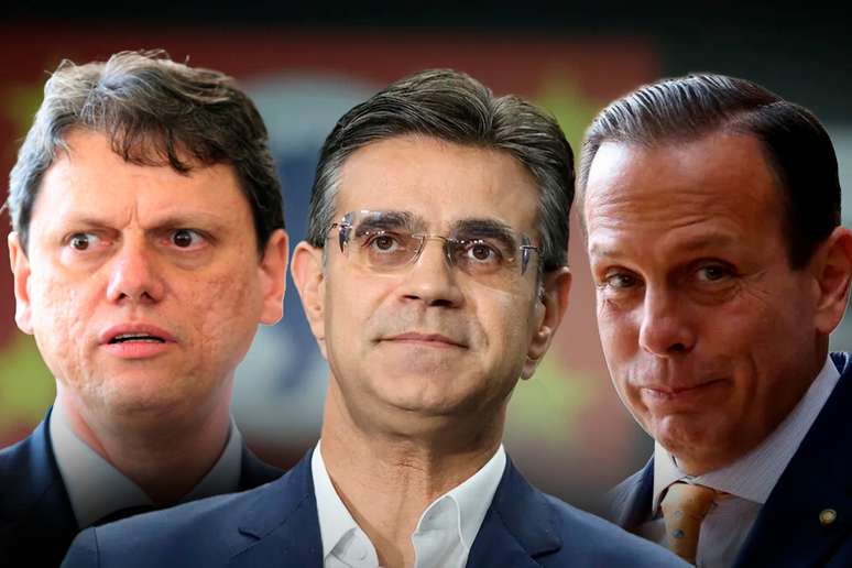 Imagem mostra três homens brancos de terno. São eles, Tarcísio de Freitas, Rodrigo Garcia e Joao Doria, os últimos três governadores de SP e que doaram pistolas e revólveres para prefeitos de direita.