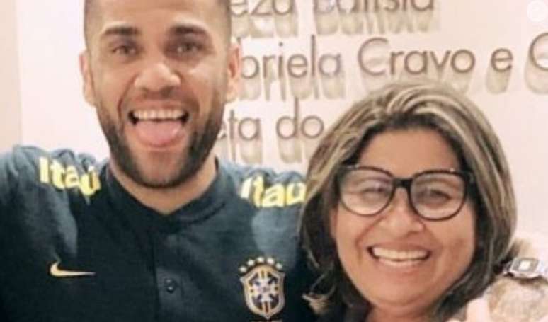 Mãe de Daniel Alves é processada por jovem vítima do jogador.