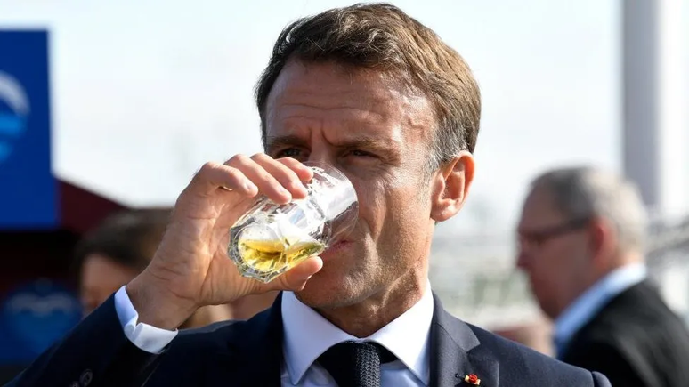 O presidente Macron foi acusado de incentivar o consumo excessivo de álcool ao beber após uma final de rúgbi