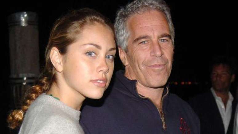 Jeffrey Epstein foi acusado de dirigir uma vasta rede de meninas menores de idade que traficava.