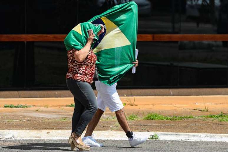 Extremistas detidos em frente ao Quartel General do Exército em 9 de janeiro, um dia após os atos golpistas na Praça dos Três Poderes, foram soltos por decisão do ministro Alexandre de Moraes, e deverão usar tornozeleira eletrônica