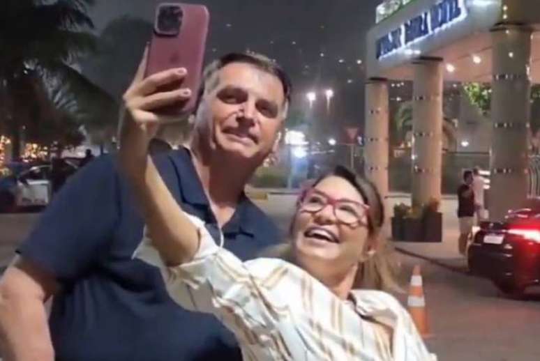 Semelhança de apoiadora do ex-presidente Jair Bolsonaro (PL) com a primeira-dama, Janja da Silva, repercutiu nas redes sociais