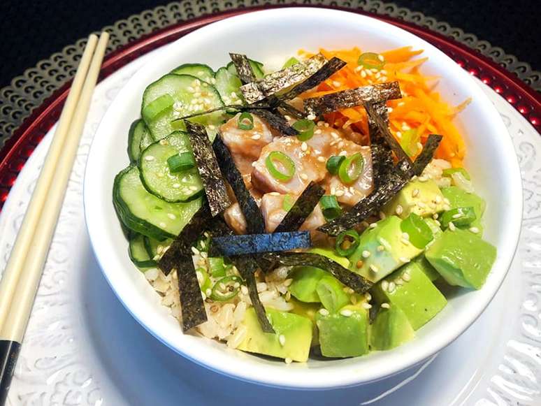 POKE DE ATUM MARINADO COM ABACATE E ALGA NORI