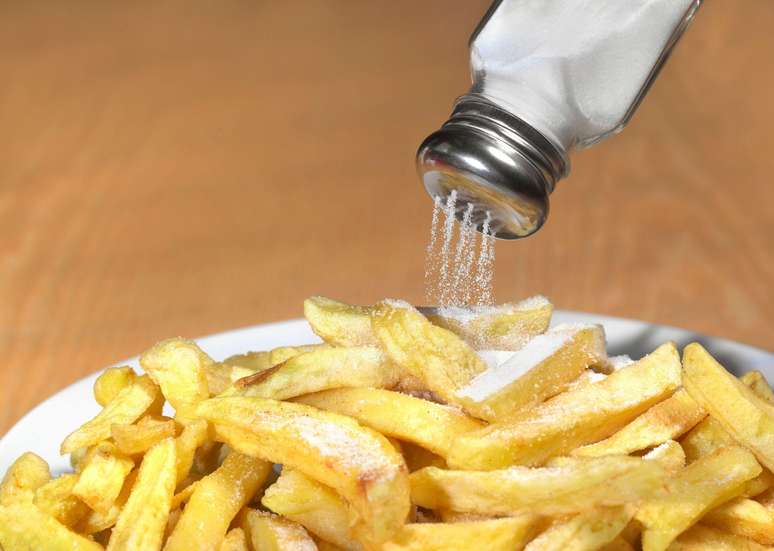Ingestão de sal de mesa fornece 90% do sódio da nossa dieta, mas consumo exagerado traz riscos