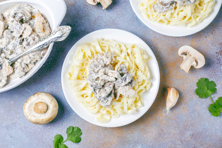 Macarrão com frango e cogumelos