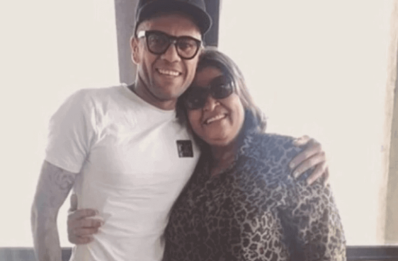 Mulher que acusa de Daniel Alves de estupro irá denunciar mãe do jogador