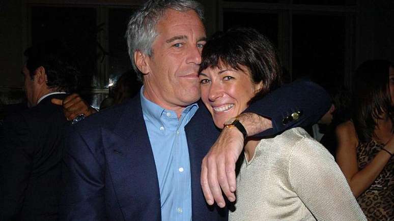 Ghislaine Maxwell, a ex-noiva de Epstein, foi condenada a 20 anos de prisão por tráfico sexual de menores